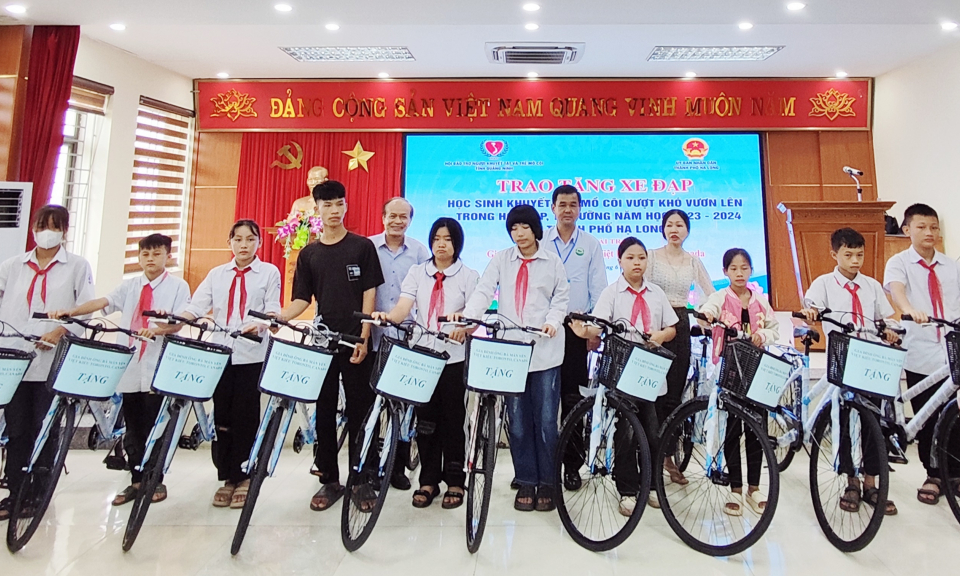 Trao tặng xe đạp cho học sinh khuyết tật, mồ côi vượt khó vươn lên tại TP Hạ Long