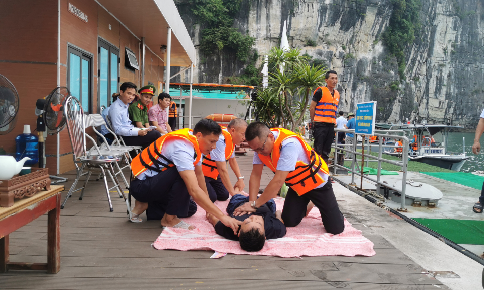 Ban Quản lý vịnh Hạ Long tổ chức thực tập phòng cháy chữa cháy, tìm kiếm cứu nạn năm 2024