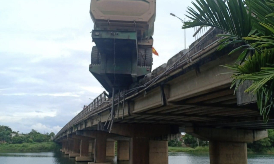 Xe đầu kéo đâm bay lan can, rơ - moóc cùng 2 xe tải nằm vắt vẻo trên thành cầu