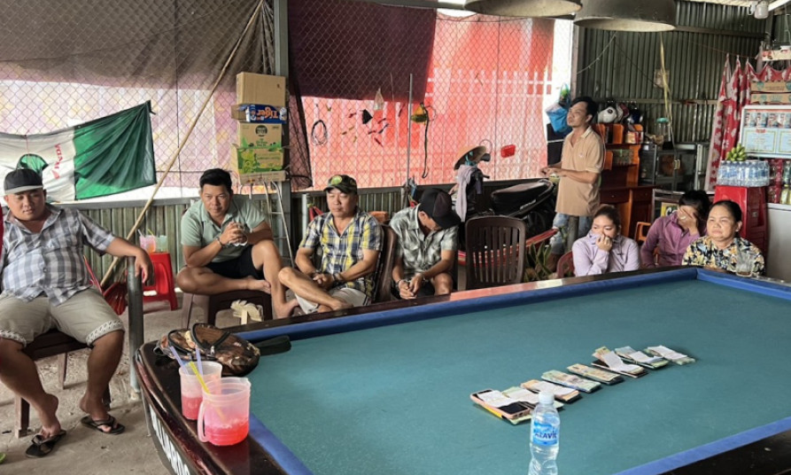 Tụ tập ở quán cà phê để đánh bạc qua mạng với nhà cái tại Campuchia