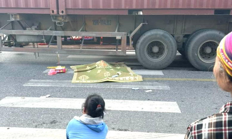 Tài xế xe tải mở cửa khiến người đi xe máy ngã ra đường bị xe container cán tử vong