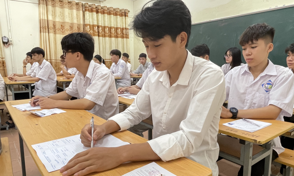 Thí sinh Quảng Ninh hồ hởi bước vào môn thi Ngữ văn Kỳ thi tốt nghiệp THPT năm 2024