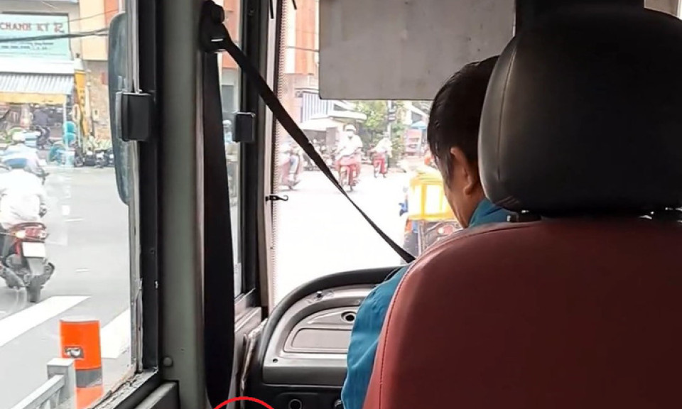 Xác minh clip tài xế xe buýt vừa lái xe, vừa xem điện thoại ở quận 5