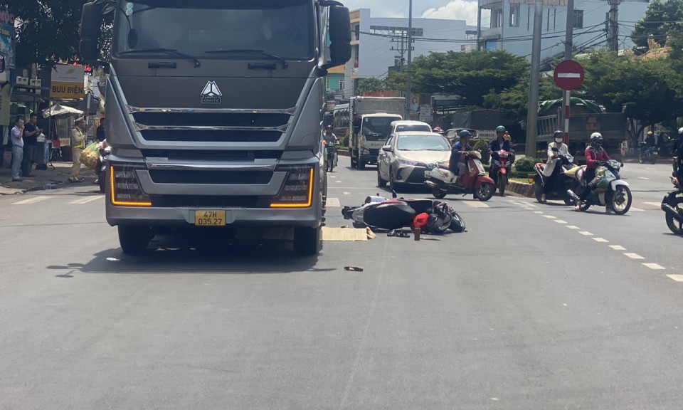 Đắk Lắk: Xe máy va chạm xe ben, hai vợ chồng thương vong