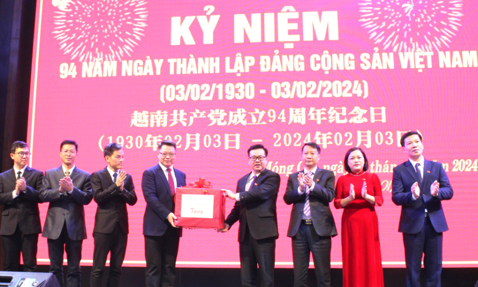 越南芒街市祝贺中国东兴市中共党成立103周年