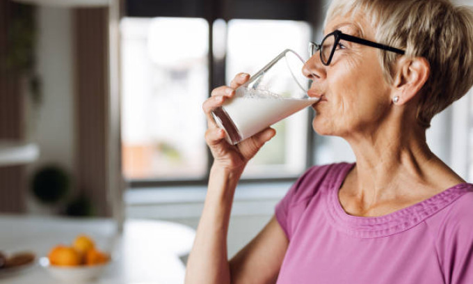 Người già nên uống sữa tươi hay sữa bột?