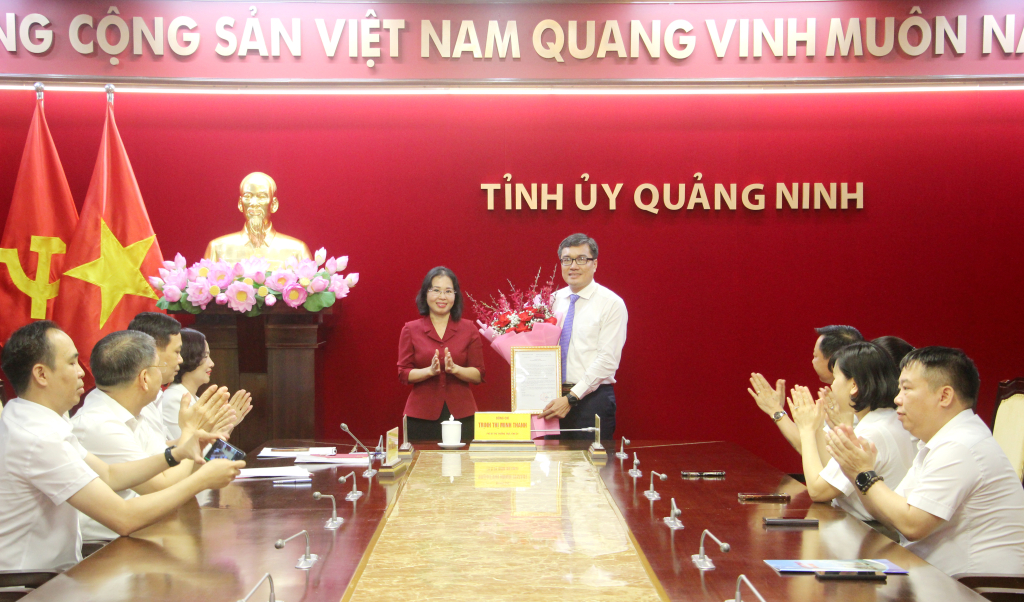 Đồng chí Trịnh Thị Minh Thanh, Phó Bí thư Thường trực Tỉnh ủy, trao quyết định của Ban Thường vụ Tỉnh ủy cho đồng chí Nguyễn Anh Tuấn.