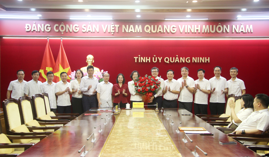 Ban Tổ chức Tỉnh ủy tặng hoa chúc mừng đồng chí Nguyễn Anh Tuấn.