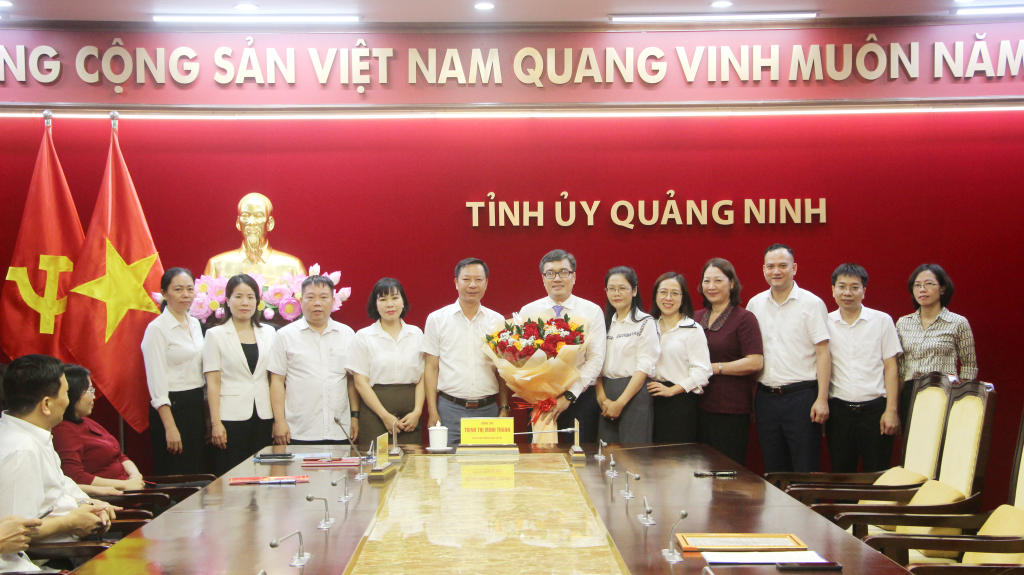 Thường trực HĐND tỉnh, các ban HĐND tỉnh chúc mừng đồng chí Nguyễn Anh Tuấn.