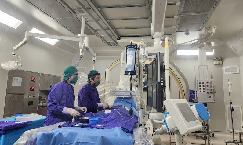 Nhiều trang thiết bị y tế hiện đại được đầu tư, phục vụ hiệu quả công tác khám, chữa bệnh. (Trong ảnh: Can thiệp nút mạch cho người bệnh tại Bệnh viện Đa khoa tỉnh).