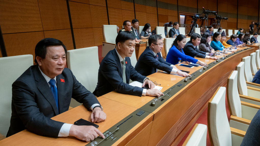 Đoàn ĐBQH tỉnh Quảng Ninh thma gia biểu quyết thông qua Nghị quyết kỳ hợp thứ 7.