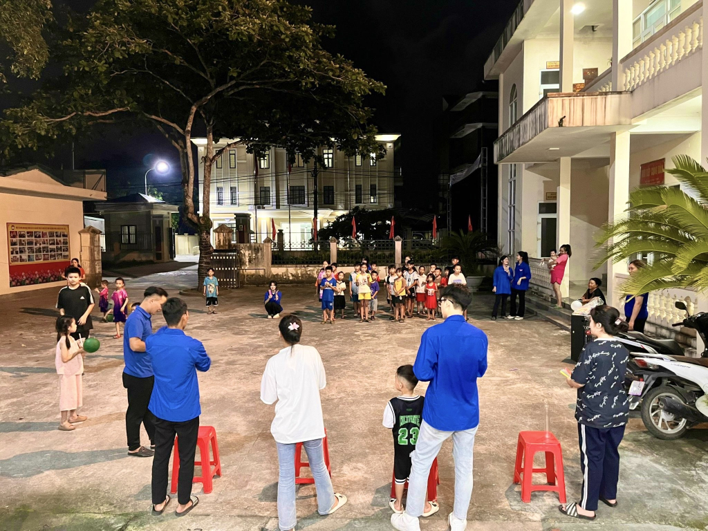 Đoàn thanh niên xã Quảng Phong (Hải Hà) tổ chức sinh hoạt hè thu hút các bạn thanh thiếu nhi bằng trò chơi vui khỏe, bổ ích tạo không khí sôi nổi, hào hứng.