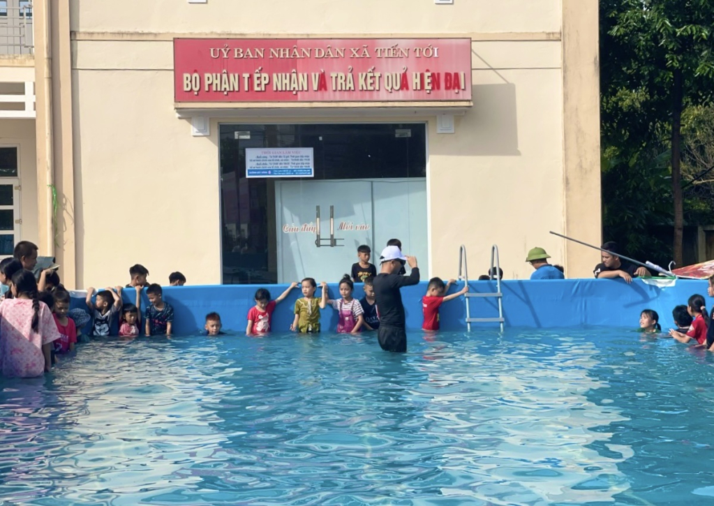 Lớp dạy bơi miễn phí cho các bạn thanh thiếu nhi trên địa bàn xã Đường Hoa (Hải Hà).