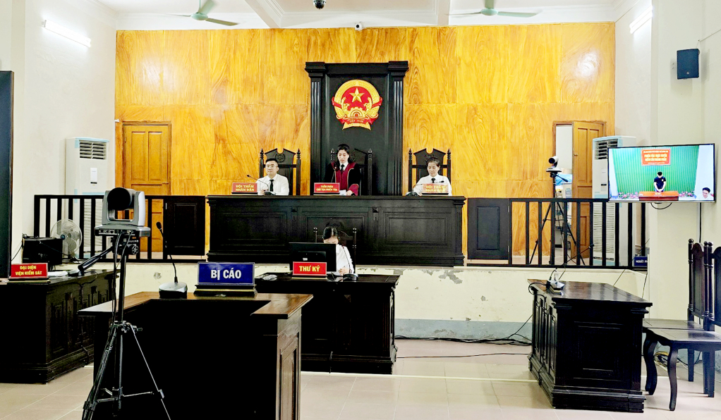 Hội đồng xét xử Tòa án nhân dân TP Móng Cái điều hành phiên tòa trực tuyến vụ án liên quan đến ma túy.