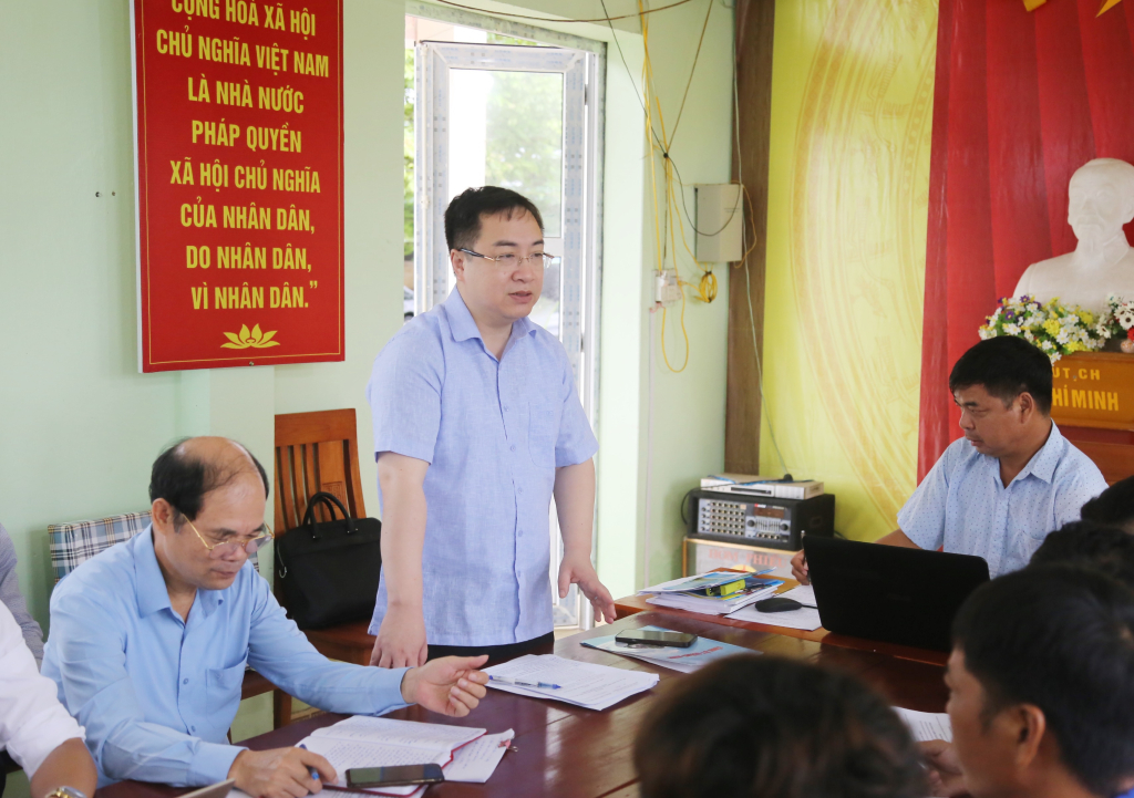 Đồng chí Đặng Xuân Phương, Phó Bí thư Tỉnh ủy, Trưởng Đoàn ĐBQH tỉnh, phát biểu tại buổi sinh hoạt chi bộ.