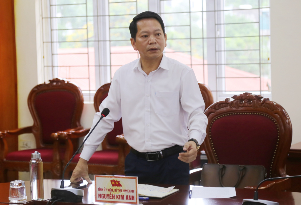 Đồng chí Nguyễn Kim Anh, Bí thư Huyện ủy Hải Hà báo cáo tại buổi làm việc.