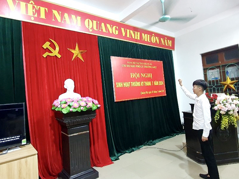 Chi bộ khu phố Lý Thường Kiệt, thị trấn Quảng Hà, huyện Hải Hà tổ chức lễ kết nạp đảng viên.