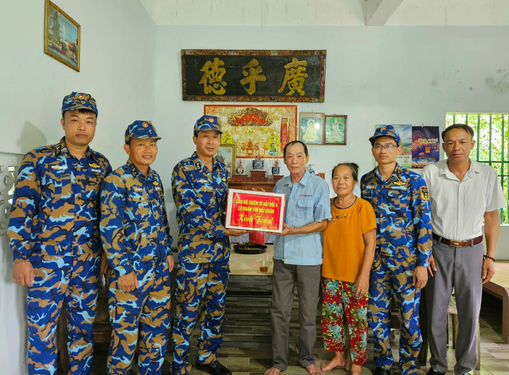 Thượng tá Lê Quang Trưởng cùng đoàn công tác của Lữ đoàn tặng quà gia đình chính sách trên địa bàn.