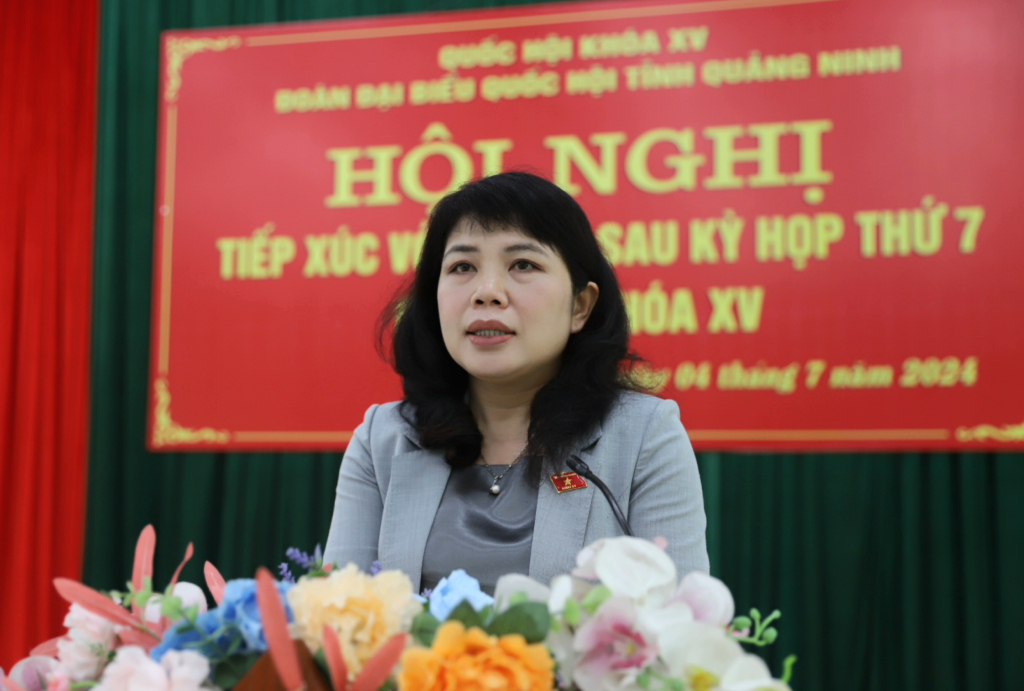 Đồng chí Nguyễn Thị Thu Hà - Tỉnh ủy viên, Phó Trưởng Đoàn DdaBQH tỉnh báo cáo kết quả kỳ họp thứ 7.