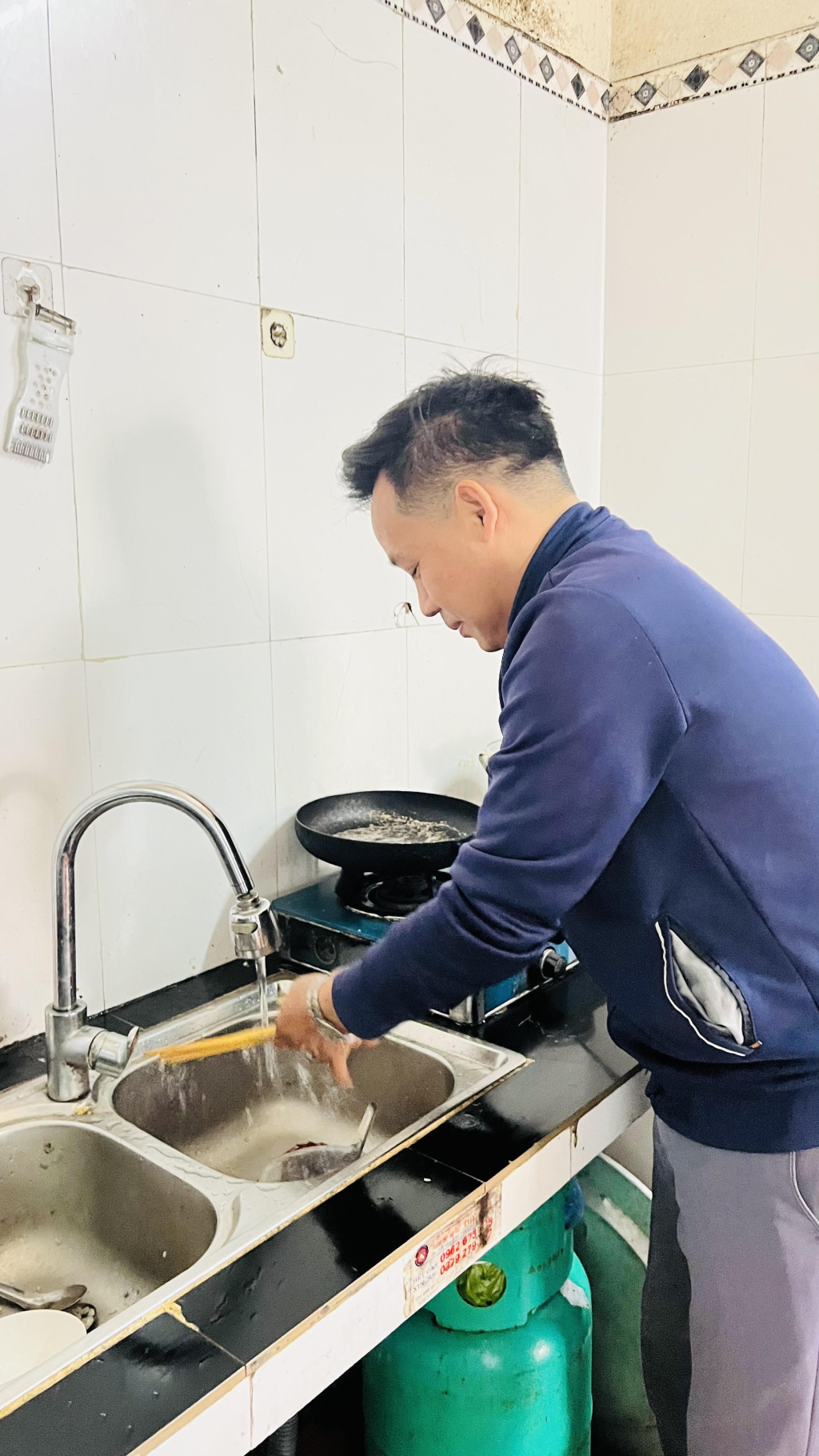 Nhà anh Diệp Văn Hưng, thôn Trại Thụ, xã Tràng Lương phấn khởi khi được đấu nối, sử dụng nước sạch.