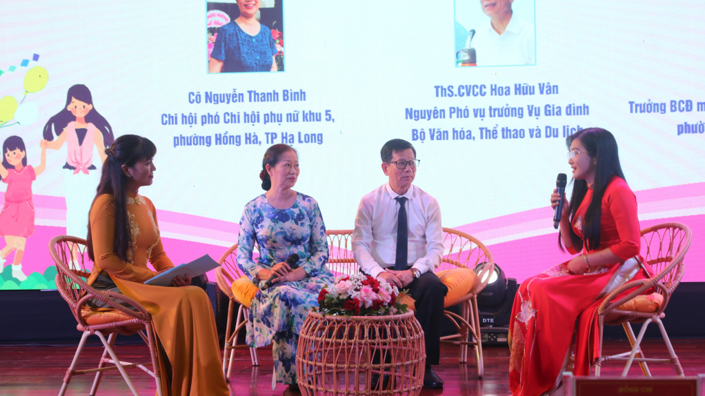 Các khách mời tham gia tọa đàm 