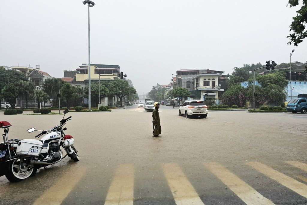 Cơm mưa đêm ngày 8/6 và sáng ngày 9/6 đã khiến nhiều vị trí trên toàn TP Uông Bí ngập úng.