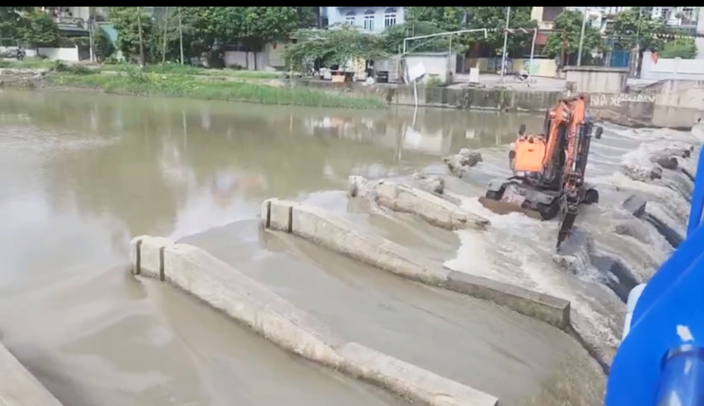 Ngày 4 – 5/7 vừa qua, Công ty Nhiệt điện Uông Bí đã huy động xe, máy tập trung phá dỡ toàn bộ các kết cấu bê tông tại mặt tràn thuộc khu vực cầu Nhiệt điện Uông Bí.