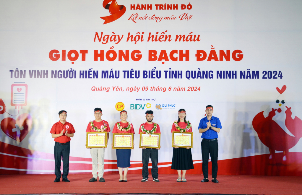 Chị Nguyễn Thị Lan Chi (thứ 2, phải sang) được Ban Chỉ đạo Vận động hiến máu tình nguyện tỉnh tôn vinh 
