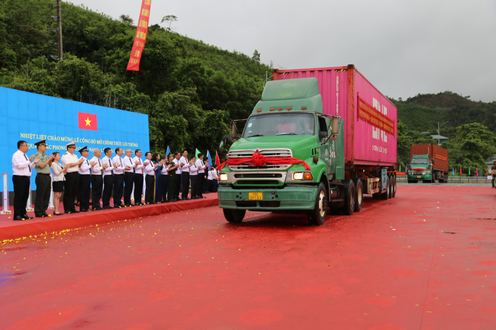 Xe hàng xuất khẩu thông quan qua lối thông quan Bắc Phong Sinh (Việt Nam) - Lý Hỏa (Trung Quốc).