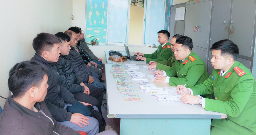 Cơ quan CSĐT làm việc với các đối tượng bị bắt giữ trong vụ đánh bạc bằng hình thức đánh bài ăn tiền (đánh liêng) do Công an huyện Ba chẽ bắt giữ vào tháng 1/2023. Ảnh: Bùi Minh (TTTTVH Ba Chẽ)