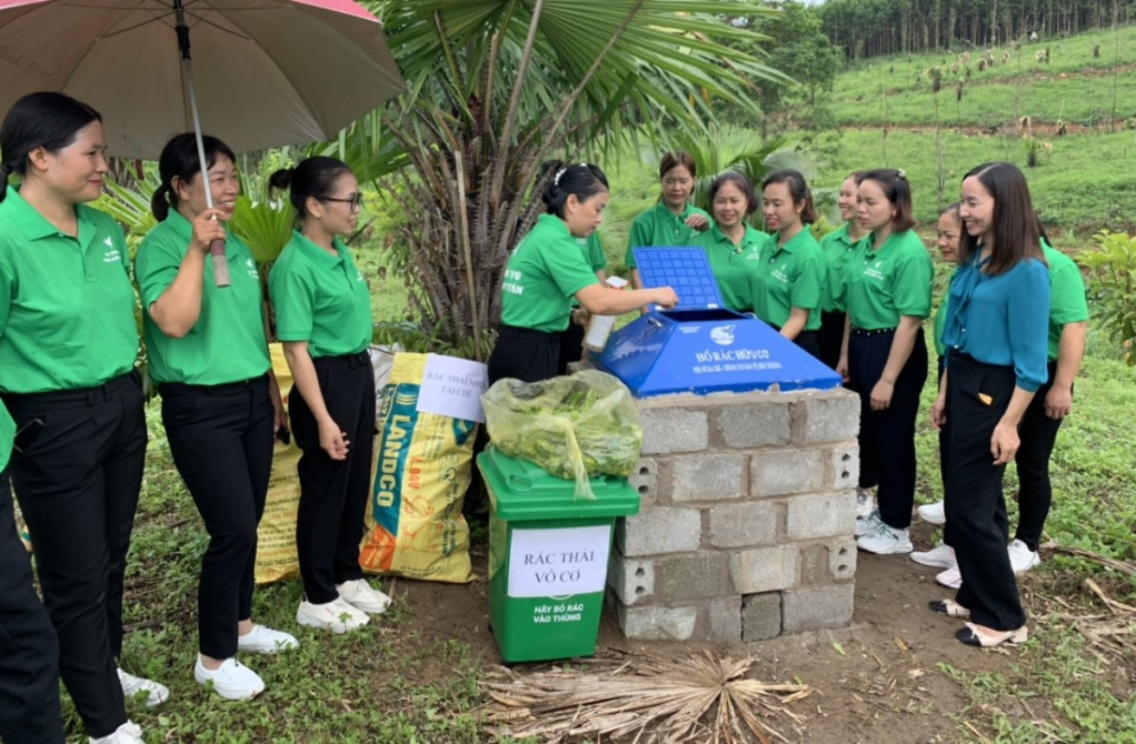 Hội viên phụ nữ huyện Ba Chẽ thực hành xử lý rác hữu cơ. ( Ảnh: Cơ sở cung cấp)