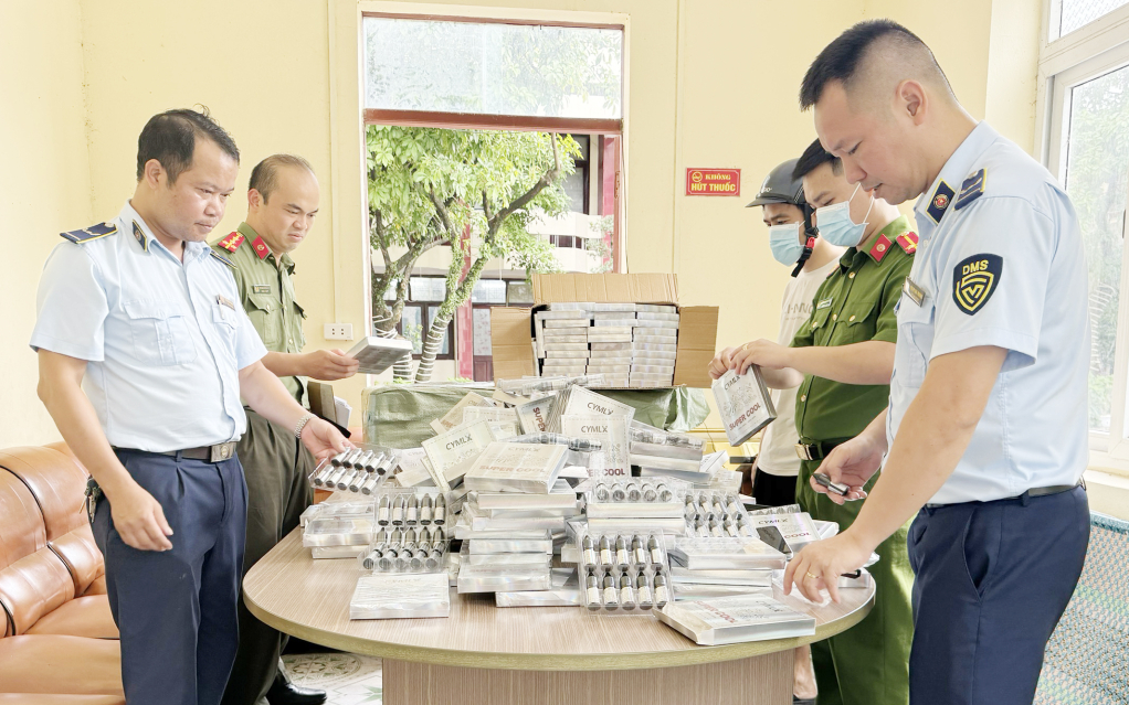 Đội QLTT số 4 phối hợp với các lực lượng chức năng tiến hành khám xét 7 kiện hàng chứa sản phẩm tinh dầu thuốc lá điện tử.