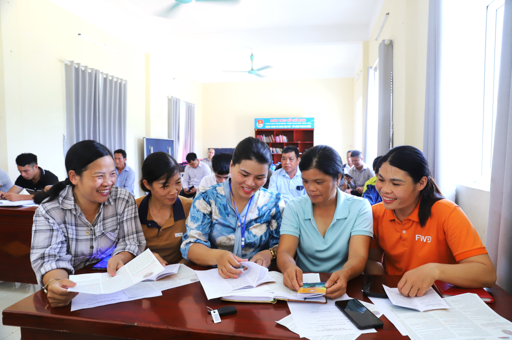 Cán bộ Trung tâm Trợ giúp pháp lý tỉnh tuyên truyền Luật Trợ giúp pháp lý năm 2017 cho nhân dân xã Đồng Tâm.