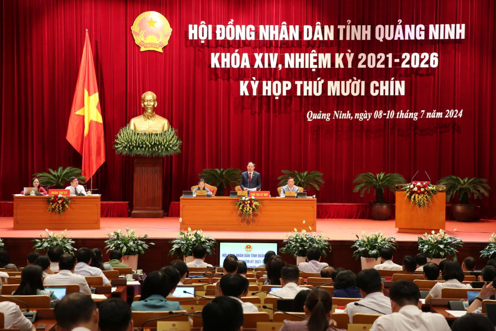 Chủ tọa điều hành kỳ họp.