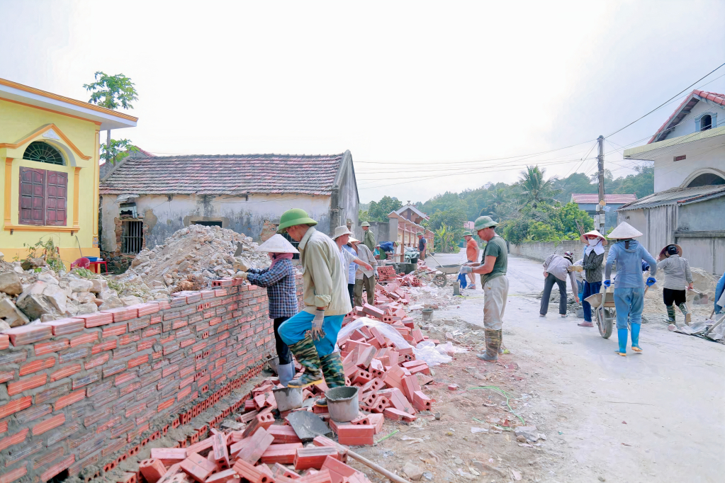 Nhân dân xã Thủy An (TX Đông Triều) đóng góp ngày công xây dựng tuyến đường NTM.