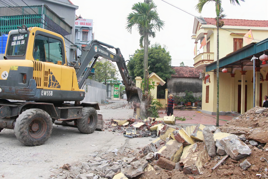 Nhiều hộ dân trên địa bàn xã Liên Hòa (TX Quảng Yên) tự nguyện hiến đất để làm đường giao thông.