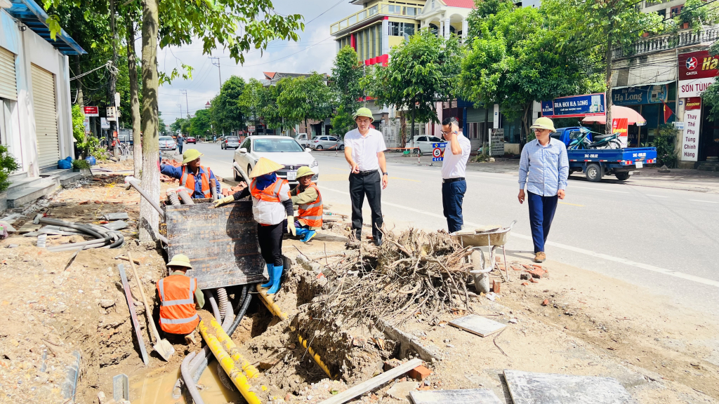 Lãnh đạo Ban quản lý dự án các công trình thị xã Đông Triều kiểm tra dự án cải tạo chỉnh trang vỉa hè hai bên đường Trần Hưng Đạo-Hoàng Hoa Thám-Hoàng Văn Thụ (Quốc lộ 18 cũ đoạn từ ngã 3 đường tránh Mạo Khê đến đường sắt khu Thọ Tràng, Yên Thọ).