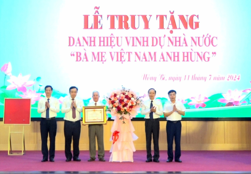 Lãnh đạo TP Uông Bí trao Bằng danh hiệu vinh dự Nhà nước “Bà Mẹ Việt Nam Anh hùng” cho thân nhân của Mẹ Đào Thị Ích là ông Nguyễn Duy Phúc, trú tại khu 8, phường Bắc Sơn.