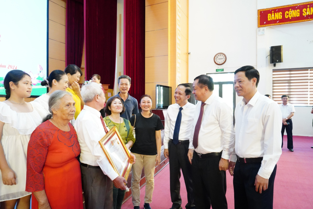Lãnh đạo TP Uông Bí bày tỏ tình cảm, sự tri ân sâu sắc tới Mẹ Đào Thị Ích và thân nhân của Mẹ Việt Nam anh hùng Đào Thị Ích.
