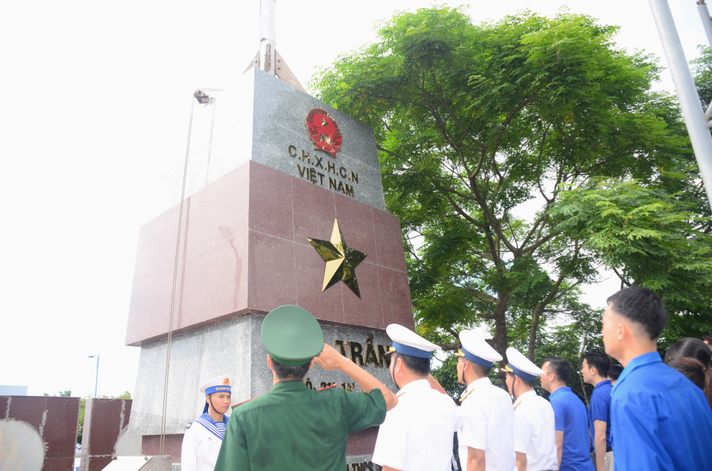 Các đại biểu, chiến sỹ và ĐVTN chào cờ tại Cột cờ đảo Trần.