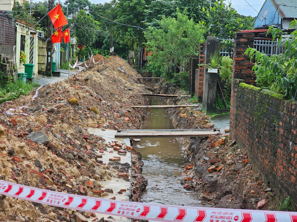 Rãnh thoát nước tạm đã được đào để khắc phục tạm thời tình trạng ngập úng
