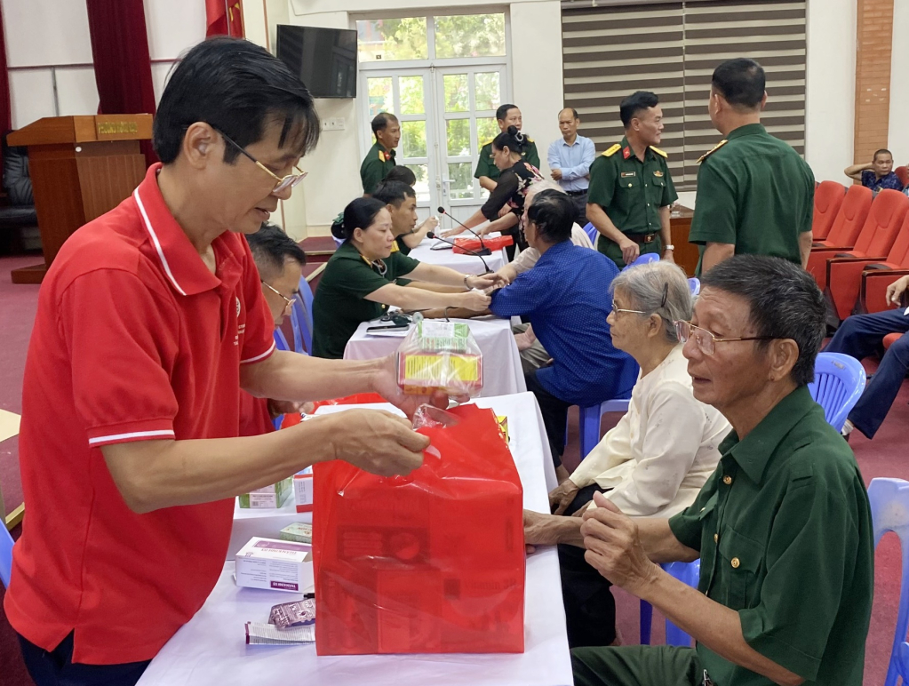 Sau khi được thăm khám, các thương, bệnh binh, gia đình chính sách được các y, bác sĩ cấp phát thuốc miễn phí về điều trị.