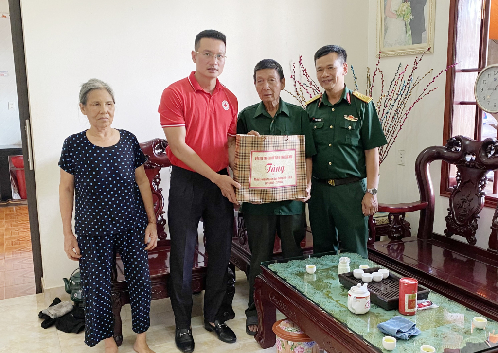 Thượng tá Phạm Quang Tiến, Phó Chủ nhiệm Chính trị (Bộ BHQS tỉnh) và ông Nguyễn Tuấn Anh, Phó Chủ tịch Hội Chữ thập đỏ tỉnh trực tiếp thăm hỏi, tặng quà cho gia đình thân nhân Liệt sĩ Lê Thị Xuế ở phường Kim Sơn (TX Đông Triều).