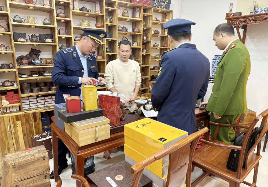 Lực lượng chức năng thẩm tra, xác minh 1 tài khoản bán hàng trên mạng xã hội Facebook tại phường Hải Yên, TP Móng Cái.