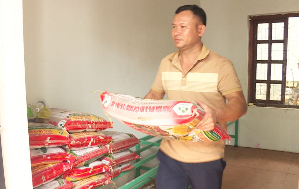 Anh Đỗ Tiến Dũng (phường Phương Nam, TP Uông Bí) phục vụ dịch vụ vật tư nông nghiệp cho nông dân Phương Nam.