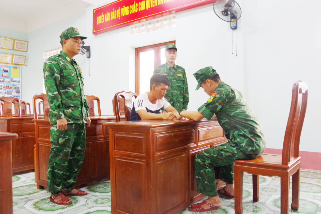 Lực lượng Biên phòng lấy lời khai đối tượng Chung.