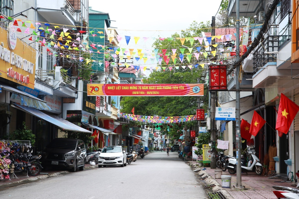 Băng rôn, cờ Tổ Quốc được trang trí rực rỡ trên các tuyến phố để đón chào ngày Kỷ niệm 70 năm Giải phóng Tiên Yên.