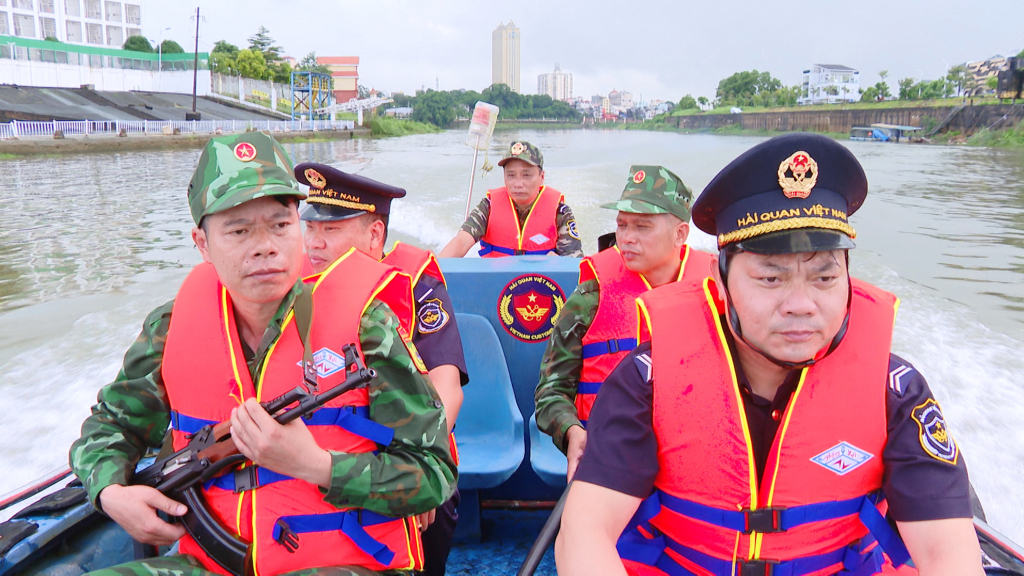 Đội kiểm soát Liên hợp số 1 tuần tra, kiểm soát trên sông Ka Long, Thành phố Móng Cái