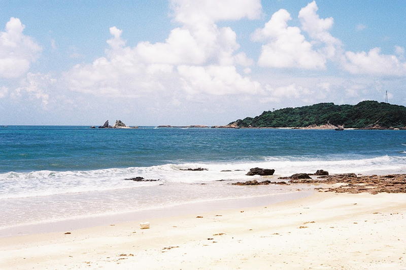 Vung Tien beach boasts picturesque landscapes.