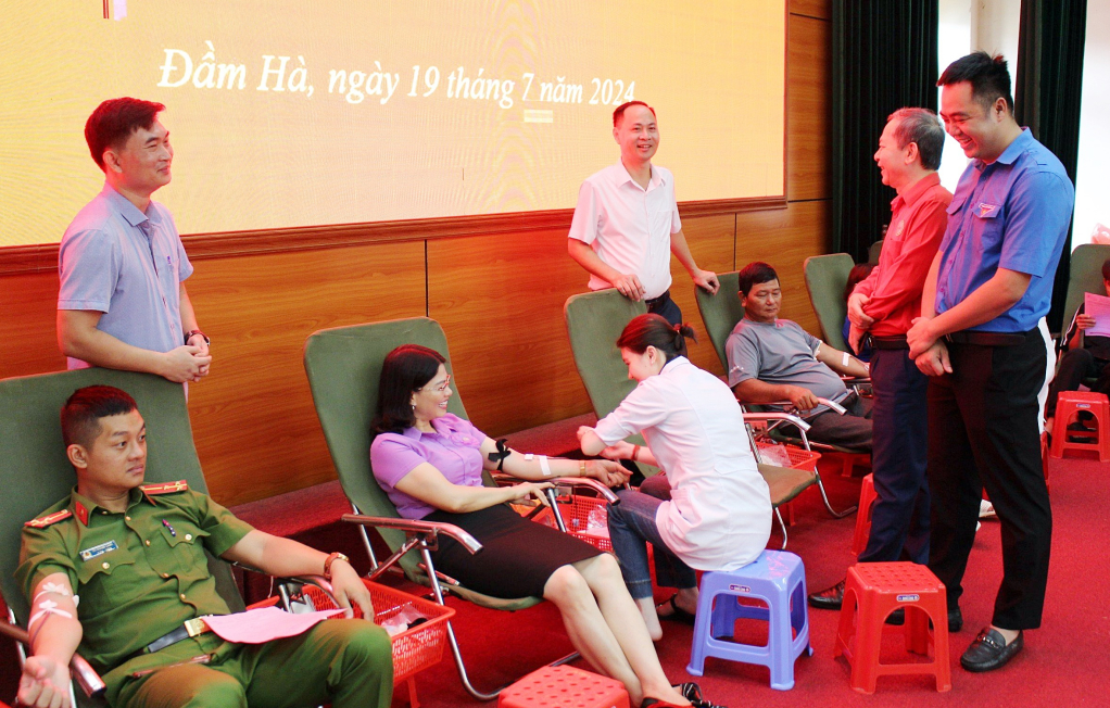 Lãnh đạo huyện Đầm Hà cùng cán bộ CCVCLĐ và nhân dân tham gia Ngày hội hiến máu tình nguyện năm 2024.